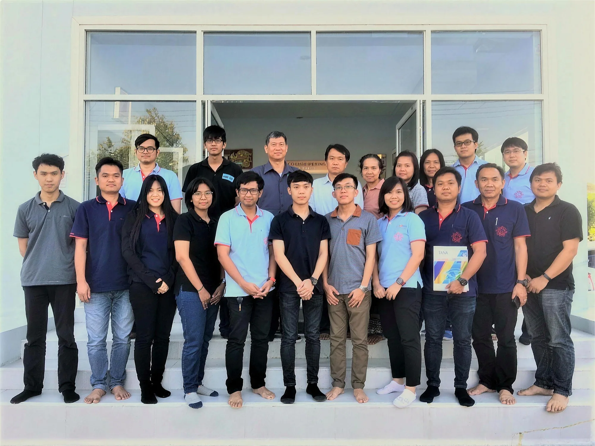 ทีมงาน CG Engineering และ CGM Technologies หน้าโรงงานสามโคก